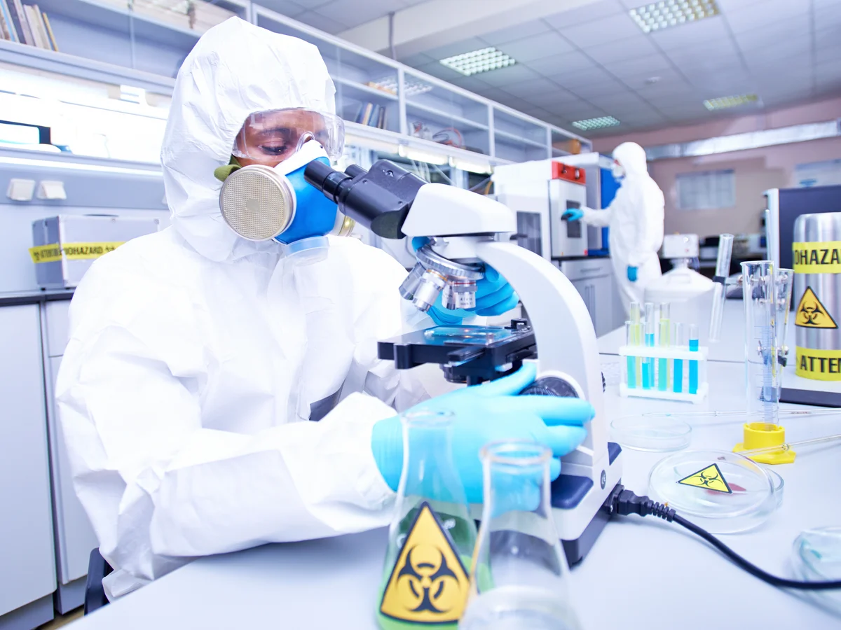 اصول بنیادین HSE در آزمایشگاه‌ها؛ از شناسایی خطر تا کنترل عملیاتی